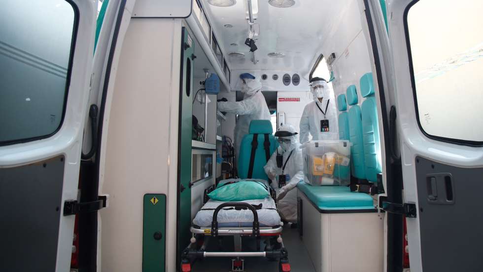 epa08706983 Members of the medical team disinfect medical equipment to prevent the spread of coronavirus, previous to a match of Group E of the Copa Libertadores, between Gremio of Brazil and CD Universidad Catolica of Chile, in Porto Alegre, Brazil, 29 September 2020.  EPA/Marcerlo de Oliveria / POOL