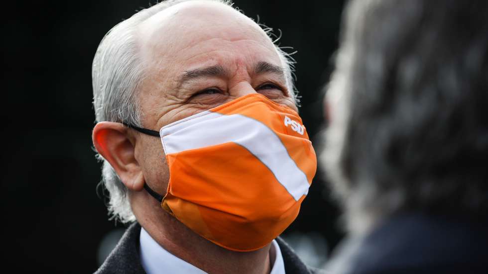 O presidente do Partido Social Democrata (PSD), Rui Rio, marca presença na inauguração da campanha de cartazes que evocam os 40 anos da morte de Francisco Sá Carneiro, no cruzamento da avenida da Boavista com a avenida Dr. Antunes Guimarães, no Porto, 27 de novembro de 2020. JOSÉ COELHO/LUSA