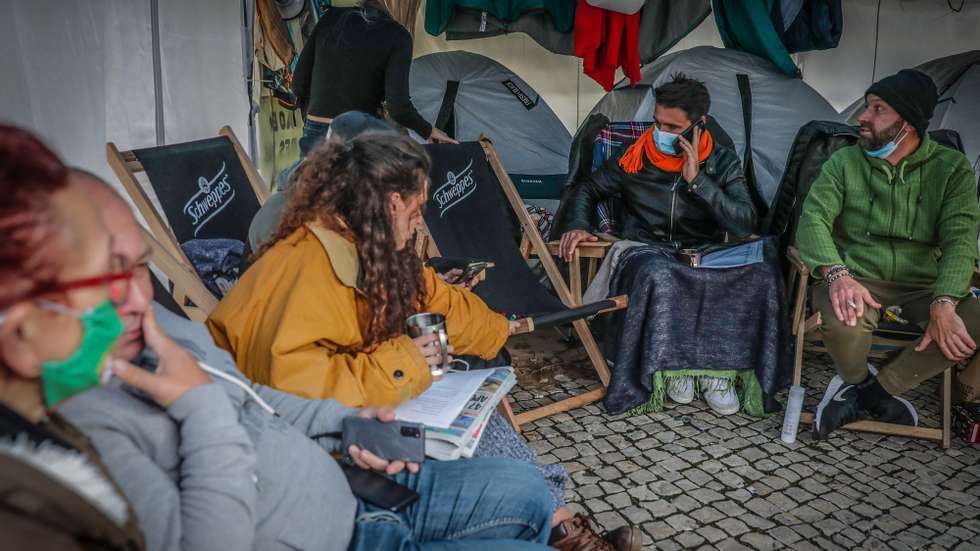 Cerca de uma dezena de empresários responsáveis pelo movimento “A Pão e Água” mantêm-se em greve de fome à porta da Assembleia da República em Lisboa, para serem ouvidos pelo Governo sobre as suas propostas para mitigar os efitos da pandemia Covid 19 naquele setor da economia, 30 de novembro de 2020. TIAGO PETINGA/LUSA