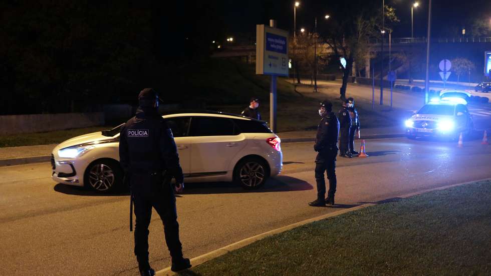 Agentes da Policia de Segurança Pública (PSP) controlam o tráfego rodoviário em Vila Nova de Gaia durante o recolher obrigatório do estado de emergência no âmbito das medidas de contenção da covid-19, 10 novembro 2020. O Presidente da República, Marcelo Rebelo de Sousa, decretou o estado de emergência em Portugal, por 15 dias, a partir de segunda feira passada para permitir medidas de contenção da covid-19. ESTELA SILVA/LUSA