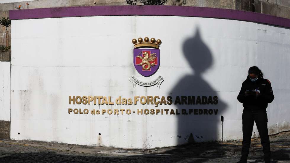 Entrada do Hospital das Forças Armadas do Porto, 2 de dezembro de 2020. Preparado para “abrir portas” a qualquer momento para receber doentes dos hospitais do Norte, no Hospital das Forças Armadas do Porto a gestão da segunda vaga da pandemia é feita “diariamente” e missão continua a ser “cuidar com dignidade”. (ACOMPANHA TEXTO DE 05/12/2020) JOSÉ COELHO/LUSA