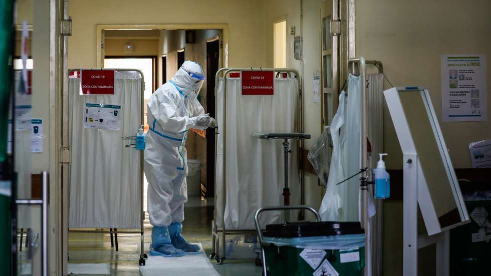 Um funcionário retira equipamento de proteção na ala Covid 19 do Hospital das Forças Armadas do Porto, 2 de dezembro de 2020. Preparado para “abrir portas” a qualquer momento para receber doentes dos hospitais do Norte, no Hospital das Forças Armadas do Porto a gestão da segunda vaga da pandemia é feita “diariamente” e missão continua a ser “cuidar com dignidade”. (ACOMPANHA TEXTO DE 05/12/2020) JOSÉ COELHO/LUSA