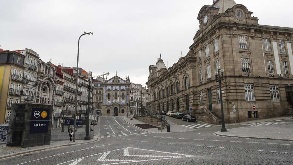 contraste de movimento junto à estação de São Bento