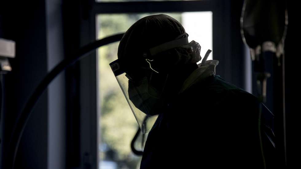 epa08846906 A health worker wearing face mask suite at the pavilion 12 setup in the anticovid center of the San Martino Hospital in Genoa, Italy, 27 November 2020. Italy is struggling to curb the spread in the second wave of the Covid-19 pandemic.  EPA/LUCA ZENNARO