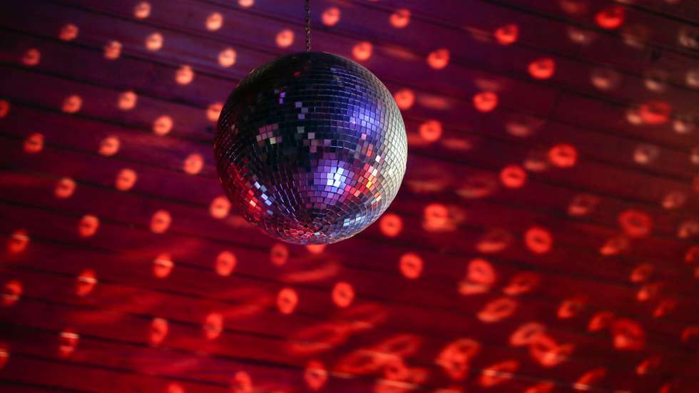 Pista de dança da discoteca Alexander's, que comemorou este ano o 36º aniversário e que devido à pandemia de covid-19 fechou as portas pela primeira vez na sua história, Santiago do Cacém, 03 de dezembro de 2020. O empresário espera poder aguentar os prejuízos até que seja possível reabrir o espaço, o seu investimento de toda a vida. (ACOMPANHA TEXTO DE 08 DE DEZEMBRO DE 2020). NUNO VEIGA/LUSA