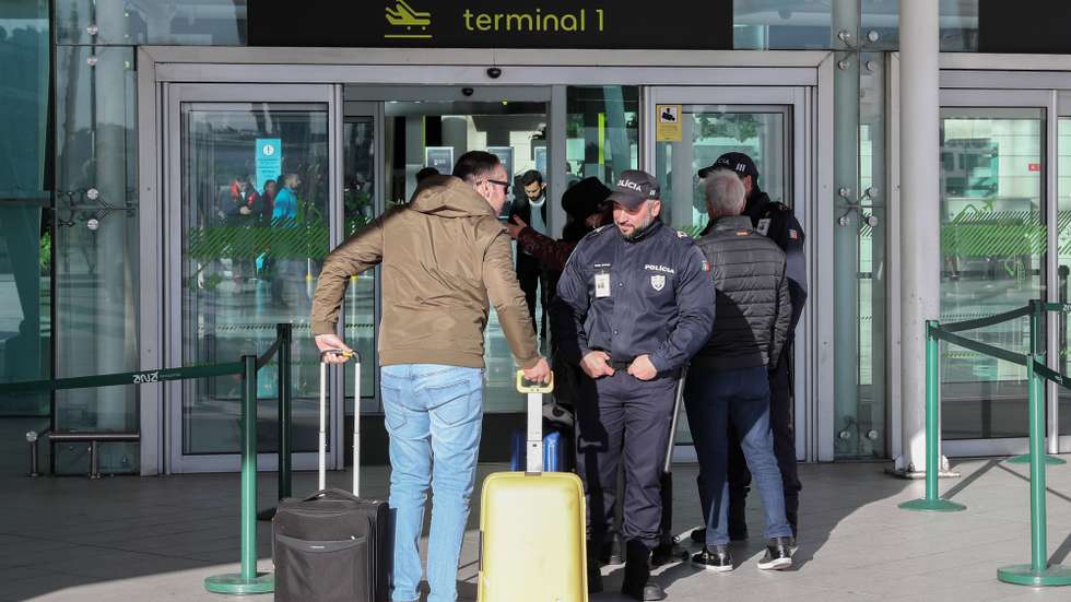 Polícias da PSP revistam passageiros à entrada do Aeroporto Humberto Delgado, Lisboa, 21 de janeiro de 2020. Elementos da PSP e da GNR realizam hoje protestos em simultâneo em Braga, Lisboa e Faro, numa ação convocada pelos sindicatos, enquanto o Movimento Zero (M0) inicia uma vigília nos aeroportos portugueses.  JOÃO RELVAS/LUSA