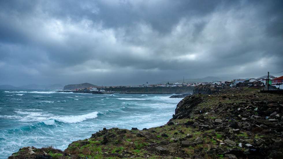 A vila de Rabo de Peixe vai estar em cerca sanitária que vigorará a partir das 00:00 horas do dia 3 de dezembro até às 23:59 horas do dia 8 de dezembro de 2020, podendo as medidas previstas no presente Decreto Regulamentar Regional ser revertidas ou revogadas a qualquer momento, tendo em conta a evolução da pandemia na Região, Rabo de Peixe, Ilha de São Miguel, Açores, 2 de dezembro de 2020. Rabo de Peixe é a única vila com uma cerca sanitária ativa em todo o País com toda a sua população a ser testada ao novo coronavirus responsável pela covid-19. (ACOMPANHA TEXTO) EDUARDO COSTA /LUSA