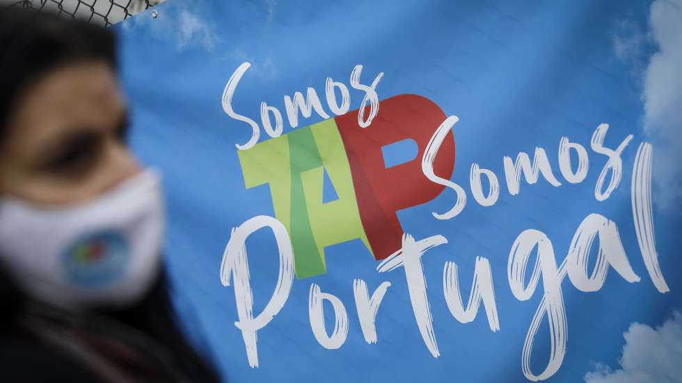 Protesto de trabalhadores da TAP contra plano de reestruturação da empresa, organizado pelo movimento "Os Números da TAP Têm Rosto", não afeto a nenhuma estrutura sindical,  no Aeroporto de Lisboa, em Lisboa, 09 de dezembro de 2020. RODRIGO ANTUNES/LUSA