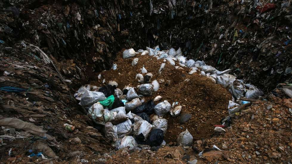 Equipas de Recolha de Resíduos Sólidos Urbanos (RSU) estão a fazer um circuito especial para a recolha do lixo contaminado na região do planalto beirão, 24 de Abril.  Os resíduos sólidos urbanos provenientes de edifícios com pessoas infetadas pela covid-19, nos 19 concelhos que compõem a Associação de Municípios da Região do Planalto Beirão têm um circuito próprio e um aterro diferente, Viseu.   (ACOMPANHA TEXTO DO DIA 25 ABRIL 2020). NUNO ANDRE FERREIRA/LUSA