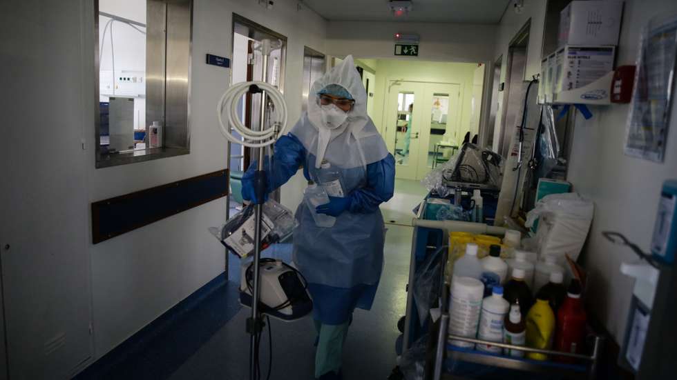 Uma enfermeira transporta material de apoio num dos corredores da Unidade de Cuidados Intensivos Covid 19 do Hospital Santa Maria em Lisboa, 27 de outubro de 2020. A urgência dedicada aos casos suspeitos de covid-19 do Hospital Santa Maria, em Lisboa, reflete a evolução da pandemia em Portugal com doentes a avolumarem-se à porta para realizar o teste e no interior a capacidade quase esgotada. O medo de perder o emprego leva muitos doentes com covid-19 a esconderem que estão infetados e a continuar a trabalhar, disseminando a doença que, nesta fase, começa a ser um caso também social e que leva a muitos internamentos no Santa Maria. (ACOMPANHA TEXTO DA LUSA DE 30 DE OUTUBRO DE 2020) TIAGO PETINGA/LUSA