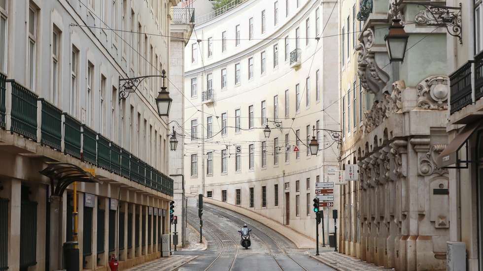 Vista geral de uma rua da Baixa de Lisboa durante o recolher obrigatório do estado de emergência no âmbito das medidas de contenção da covid-19, em Lisboa, 14 de novembro de 2020. Com 191 concelhos em risco em Portugal, o Conselho de Ministros decretou o encerramento de todos os estabelecimentos comerciais e restauração a partir das 13h00 até às 08h00 do dia seguinte, tanto no sábado como no domingo, para além do confinamento obrigatório para toda a população dos concelhos em risco a partir das 13h. ANTÓNIO PEDRO SANTOS/LUSA