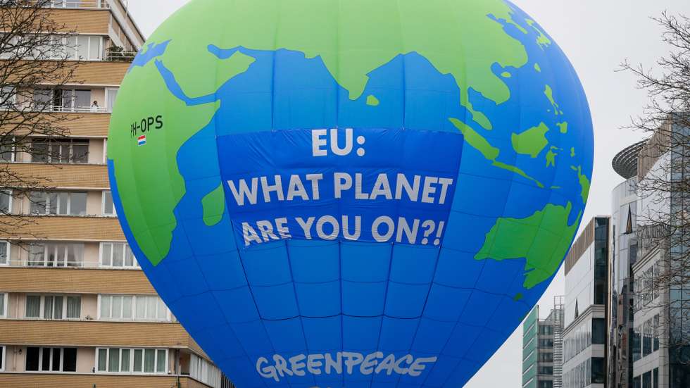 epa08873835 Environmental activists display a hot air balloon depicting the earth ahead of an EU leaders' summit in Brussels, Belgium, 10 December 2020. European Union leader are expected to discuss a deal to reduce greenhouse gas emissions by at least 55 per cent by 2030 during their summit in Brussels after they failed to agree on this target in October meeting.  EPA/STEPHANIE LECOCQ