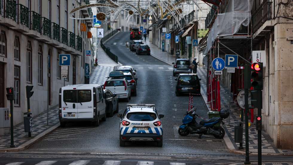 Um carro da Polícia de Segurança Pública circula na zona do Chiado a meio da tarde, em Lisboa, 05 de dezembro de 2020. Entre as 13:00h de sábado 05 de dezembro e as 05:00h de 06 dezembro, está em vigor o recolher obrigatório nos concelhos de risco "extremamente elevado" e "muito elevado". JOSÉ SENA GOULÃO/LUSA
