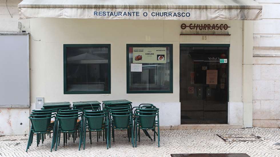 Fachada de um restaurante encerrado durante o recolher obrigatório do estado de emergência no âmbito das medidas de contenção da covid-19, em Lisboa, 14 de novembro de 2020. Com 191 concelhos em risco em Portugal, o Conselho de Ministros decretou o encerramento de todos os estabelecimentos comerciais e restauração a partir das 13h00 até às 08h00 do dia seguinte, tanto no sábado como no domingo, para além do confinamento obrigatório para toda a população dos concelhos em risco a partir das 13h. ANTÓNIO PEDRO SANTOS/LUSA