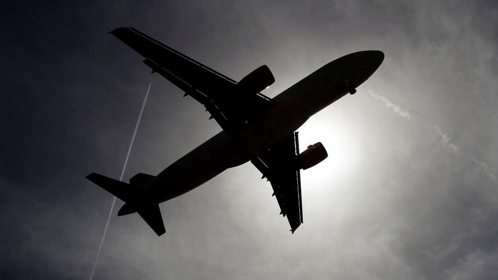 epa06691800 A plane of Spanish low-cost airline Vueling on its way to land at Barcelona-El Prat airport, during the first day of strike of the company&#039;s pilots, with no incidents so far, in Barcelona, northeastern Spain, 25 April 2018. Pilots demand clarity in the collective bargaining, wages improvements and a higher number of bases in the country.  EPA/Alberto Estevez