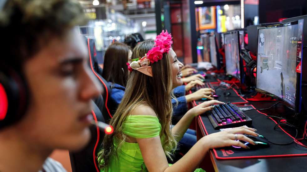 epa07908566 Youth play during the Brazil Game Show, the main fair of videogames in Latin America, in Sao Paulo, Brazil, 09 October 2019. Brazil Game Show runs from 10 till 13 October.  EPA/Sebastiao Moreira