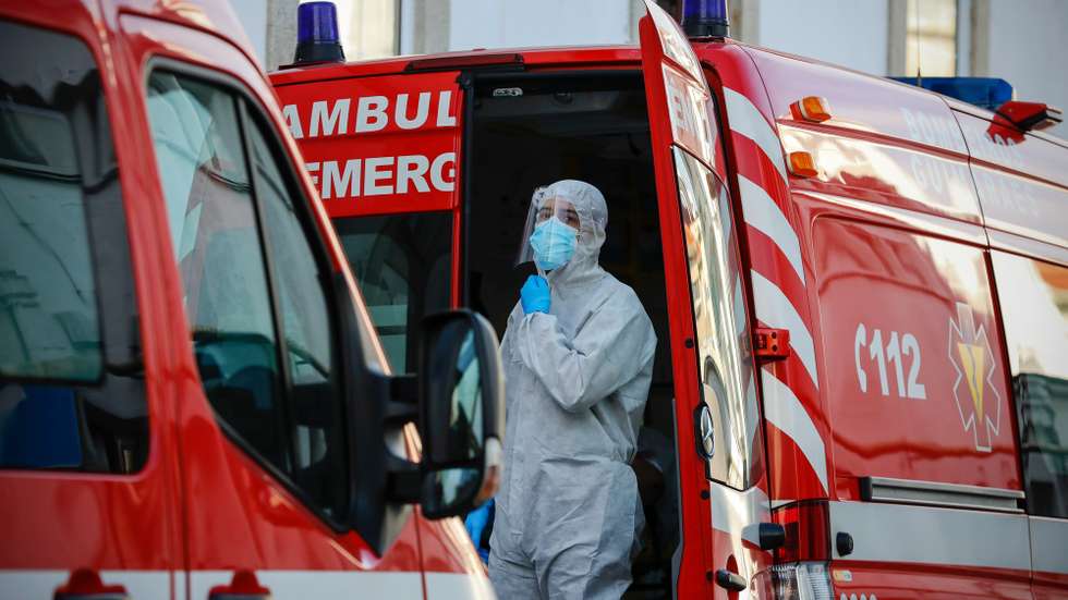 Chegada de doentes infetados com covid-19 ao Hospital das Forças Armadas do Porto, 2 de dezembro de 2020. Preparado para “abrir portas” a qualquer momento para receber doentes dos hospitais do Norte, no Hospital das Forças Armadas do Porto a gestão da segunda vaga da pandemia é feita “diariamente” e missão continua a ser “cuidar com dignidade”. (ACOMPANHA TEXTO DE 05/12/2020) JOSÉ COELHO/LUSA