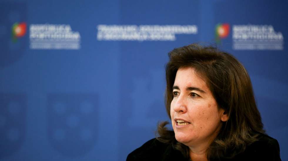 A ministra do Trabalho, Solidariedade e Segurança Social, Ana Mendes Godinho, e a ministra do Trabalho e Economia Social de Espanha, Yolanda Díaz (ausente da fotografia), participam numa conferência de imprensa após a reunião bilateral para debater várias políticas e reforçar a cooperação bilateral nos domínios do emprego e das políticas sociais, no Ministério do Trabalho, Solidariedade e Segurança Social, em Lisboa, 16 de dezembro de 2020. NUNO FOX/LUSA