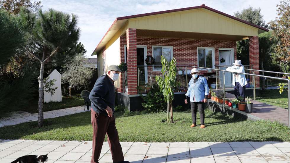 Em Águeda, no distrito de Aveiro, há uma espécie de aldeia social habitada por 19 idosos que lhes permite que possam viver com alguma autonomia, em Mourisca do Vouga, 17 de dezembro de 2020. O projeto Casinhas Autónomas do Pinhal da associação os Pioneiros tem dez casas pré-fabricadas de madeira, separadas por poucos metros de distância e envolvidas por um extenso jardim onde os habitantes têm acesso a serviços médicos, refeições e lavandaria. (ACOMPANHA TEXTO DA LUSA DO DIA 22 DE DEZEMBRO DE 2020). ESTELA SILVA/LUSA