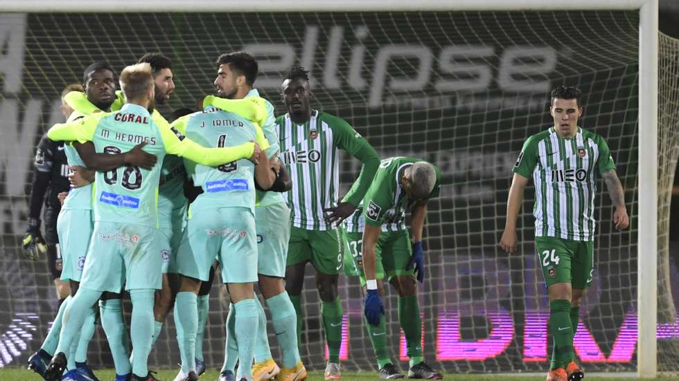 Jogadores do Marítimo festejam após marcarem um golo contra o Rio Ave durante o jogo da Primeira Liga de Futebol, 11.ª jornada, disputado no Estádio do Rio Ave Futebol Clube (Arcos), em Vila do Conde, 28 de dezembro de 2020. FERNANDO VELUDO/LUSA