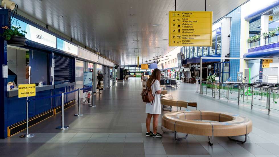Aeroporto de Ponta Delgada, no dia em que a companhia de aviação SATA Air Açores retoma gradualmente as ligações interilhas, em Ponta Delgada, ilha de São Miguel, Açores, 29 de maio de 2020, A operadora aérea reiniciará com uma operação reduzida, contando com a realização de um voo diário para todas as ilhas do Arquipélago, com exceção da ilha do Corvo, que terá ligações aéreas à segunda-feira, quarta-feira e sexta-feira, após terem sido suspensas devido à covid-19. EDUARDO COSTA/LUSA