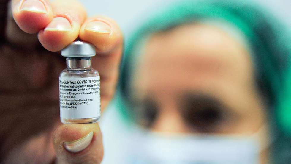 Uma profissional da saúde prepara uma dose da vacina da Pfizer-BioNTech contra a covid-19 para ser administrada ao pessoal clínico do Centro de Saúde do Oeste, na unidade do Centro de Saúde das Caldas da Rainha, 29 de dezembro de 2020. CARLOS BARROSO/LUSA