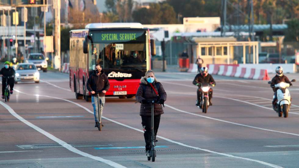 epa08909685 People and vehicles cross the border from Spain into Gibraltar, 29 December 2020. The Spanish Government has passed a transitory law that allows EU citizens resident in Spain and working in gthe British Overseas Territory of Gibraltar to have unemployment payment until 31 December 2022. After that date, EU citizens working in Gibraltar or Gibraltarians working in Spain will have to apply for a visa or special working permits.  EPA/A.Carrasco Ragel