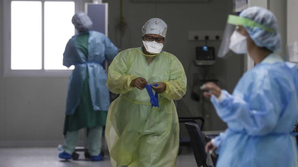Enfermeiras circulam pelos corredores das Urgências Covid 19 do Hospital Santa Maria em Lisboa, 27 de outubro de 2020. A urgência dedicada aos casos suspeitos de covid-19 do Hospital Santa Maria, em Lisboa, reflete a evolução da pandemia em Portugal com doentes a avolumarem-se à porta para realizar o teste e no interior a capacidade quase esgotada. O medo de perder o emprego leva muitos doentes com covid-19 a esconderem que estão infetados e a continuar a trabalhar, disseminando a doença que, nesta fase, começa a ser um caso também social e que leva a muitos internamentos no Santa Maria. (ACOMPANHA TEXTO DA LUSA DE 30 DE OUTUBRO DE 2020) TIAGO PETINGA/LUSA