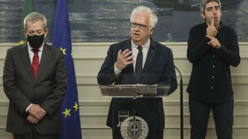 O ministro da Administração Interna, Eduardo Cabrita (C), acompanhado pelo secretário de Estado Adjunto e da Administração Interna, Antero Luís (E), faz uma declaração à comunicação social sobre as medidas da Administração Eleitoral, em contexto de pandemia, para as eleições presidenciais, no Ministério da Administração Interna, em Lisboa, 10 de janeiro de 2021. MIGUEL A. LOPES/LUSA