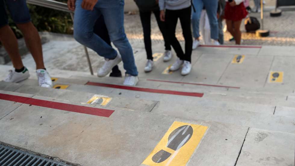 Alunos à entrada da Escola Secundária Infanta Dona Maria, no dia que assinala o regresso às aulas, com as regras no contexto de pandemia da Covid-19, em Coimbra, 17 de setembro de 2020. PAULO NOVAIS/LUSA
