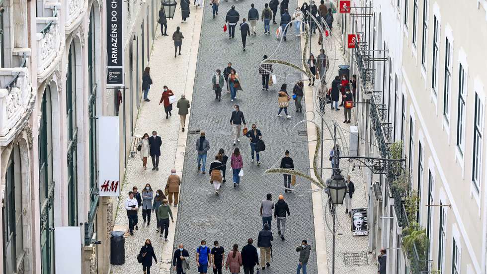 Cidadãos fazem as suas compras de Natal na Rua do Carmo, antes do recolher obrigatório do estado de emergência, no âmbito das medidas de contenção da covid-19, em Lisboa, 19 de dezembro de 2020. No fim-de-semana os estabelecimentos comerciais apenas podem funcionar entre as 08:00 e as 13:00 nos concelhos classificados como de risco “extremamente elevado” e “muito elevado”, medida imposta pelo estado de emergência que estará em vigor até às 23:59 de 23 de dezembro. ANTÓNIO PEDRO SANTOS/LUSA