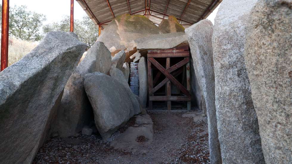 A Anta Grande do Zambujeiro, a maior do género na Península Ibérica, situada no concelho de Évora, 25 de junho de 2019. O monumento megalítico "encontra-se num estado bastante preocupante e em risco de colapso de toda a sua estrutura", afirmou o vice-presidente da Associação dos Arqueólogos Portugueses (AAP), Luís Raposo, em declarações à agência Lusa. (ACOMPANHA TEXTO DE 26 DE JUNHO DE 2019). NUNO VEIGA/LUSA