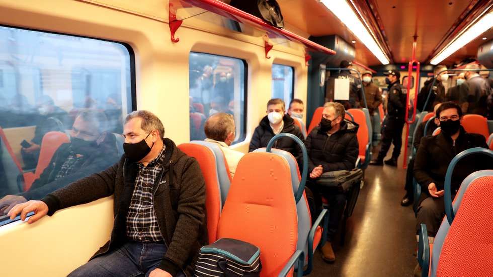 Funcionários da CP durante a viagem de reativação do Comboio Operário que estabelece a ligação entre o Complexo Ferroviário de Guifões, em Matosinhos, e a Estação de Contumil, no Porto, que irá transportar diariamente, de manhã e ao final do dia, cerca de 80 trabalhadores, em Guifões, 04 de janeiro de 2021. Governo está a preparar um concurso para aquisição de mais 100 composições para a CP, a realizar em março, que irá “privilegiar os candidatos que queiram construir em Portugal”, disse à Lusa o secretário de Estado das Infraestruturas. ESTELA SILVA/LUSA