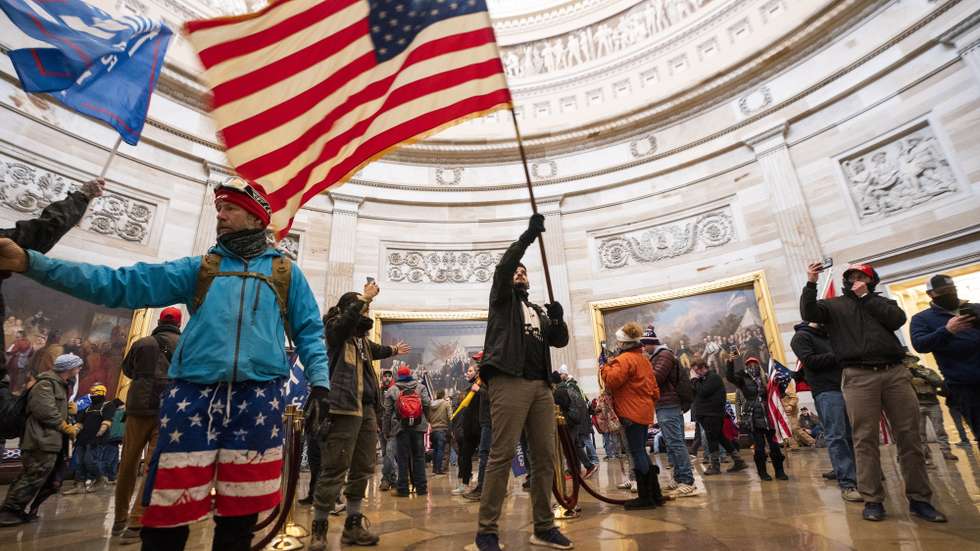 Apoiantes de Donald Trump na invasão ao Capitólio. EPA/JIM LO SCALZO