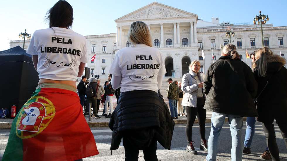 Marcha de ex-militares durante a manifestação do Movimento Defender Portugal, que decorreu entre o Largo do Rato e a Assembleia da República, em Lisboa, 16 de janeiro de 2021. A vigília e manifestação têm como objetivo e razão principal dar continuidade à ação iniciada na manifestação de 13 de dezembro, "atendendo que não houve até ao momento respostas ao manifesto lido e enviado a toda a classe política nacional". MANUEL DE ALMEIDA/LUSA