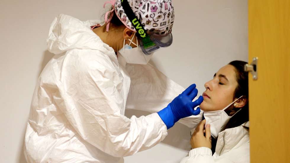 epa08957814 A member of San Pablo CEU private university in Madrid is tested for Covid-19 with the PCR method in Madrid, central Spain, 22 January 2021. The Madrid's regional authorities started on 21 January mass screening on young people without symptoms, aged between 18 and 29, in Madrid's university campus.  EPA/DANIEL CABALLO