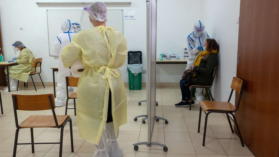 Um profissional de saúde durante a testagem à covid-19 da população da freguesia de Ponta da Garça, Ponta Delgada, ilha de São Miguel, Açores, 19 de janeiro de 2021. A população está a ser testada com os testes rápidos à covid-19, e  hoje cerca de 1.500 pessoas vao fazer o teste. EDUARDO COSTA /LUSA