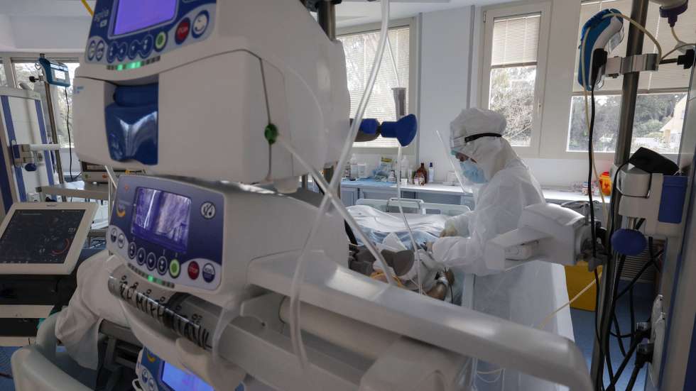 epa08971274 Health workers wearing overalls and protective masks work in the intensive care unit of the GVM ICC hospital of Casal Palocco near Rome during the second wave of the Covid-19 Coronavirus pandemic, Italy, 28 January 2021. The ealth ministry's director of prevention the previous day said that Italy must prepare for eventual new strains of COVID-19.  EPA/Giuseppe Lami
