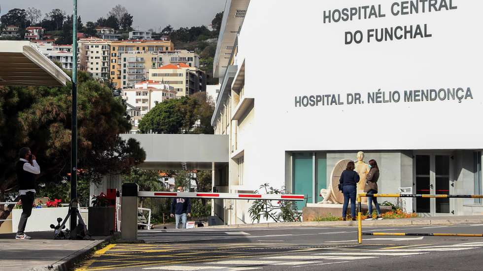 Fachada do Hospital Nélio Mendonça, que hoje recebeu a visita do presidente do Governo Regional da Madeira, para ver a nova unidade de internamento covid-19 da instituição hospitalar, no Funchal, 28 de janeiro de 2021. HOMEM DE GOUVEIA/LUSA