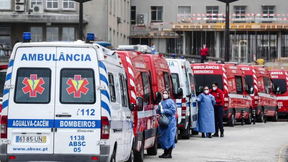 epa08973197 Ambulances queue for pre-screening of patients upon arrival at Santa Maria Hospital in Lisbon, Portugal, 29 January 2021. On 28 January evening in declarations to journalists, the president of the board of directors of Northern Lisbon University Hospital Center, announced that from 29 January a pre-screening of patients will be done to try to avoid so many ambulances stopped outside the hospital.  EPA/TIAGO PETINGA