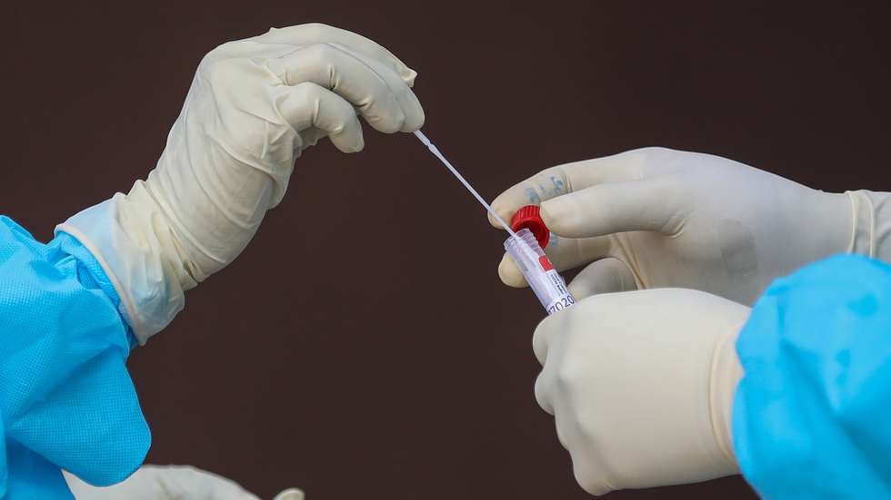 Profissionais de saúde realizam testes contra a Covid-19
