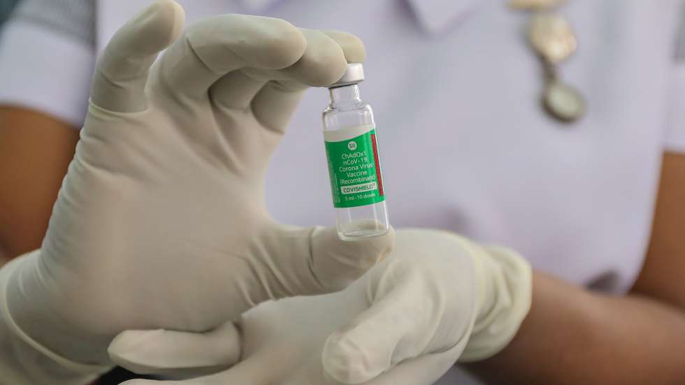 epa08972429 A Sri Lankan health worker prepares to inject a first dose of a Oxford-AstraZeneca COVID-19 vaccine shot at the Infectious Diseases Hospital (IDH) in Colombo, Sri Lanka, 29 January 2021. Sri Lankan health authorities are commencing the COVID-19 vaccination drive from the frontline workers on 29 January, after receiving 500,000 doses of the Oxford-AstraZeneca COVID-19 vaccines fromÂ neighboring India as per donation.  EPA/CHAMILA KARUNARATHNE