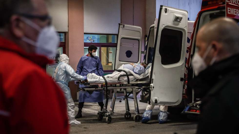 epa08969338 Paramedics transport COVID-19 patients from Amadora Sintra Hospital to Luz Hospital in Lisbon, in Amadora, Portugal, 27 January 2021, due to the rising of hospitalizations. The Amadora-Sintra Hospital moved a team of doctors, nurses and auxiliaries to accompany the 19 patients who are being transferred to the infirmary that will open at Hospital da Luz in Lisbon.  EPA/MARIO CRUZ