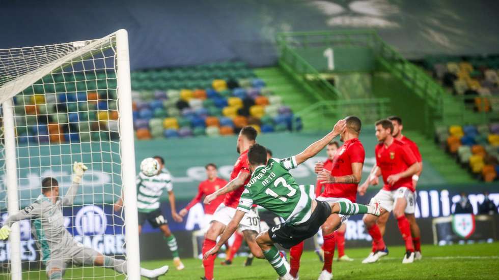 epa08980507 Sporting player Neto (CR) misses a goal against SL Benfica during the Portuguese First League soccer match Sporting CP vs SL Benfica held at Alvalade Stadium, Lisbon, Portugal, 01 February 2021.  EPA/JOSE SENA GOULAO