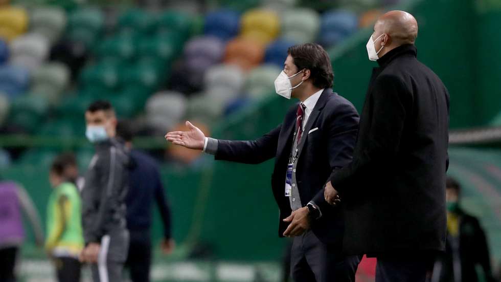 Rui Costa, aqui com o antigo capitão Luisão ao lado, destacou que "é um momento para homens e atletas de grande coragem" darem a volta à época do Benfica