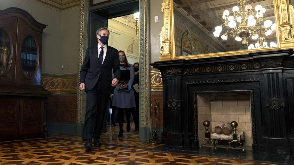 epa08969428 Antony Blinken, US secretary of state, wears a protective mask while arriving to a swearing-in ceremony at the White House in Washington, DC, USA, 27 January 2021.  EPA/Stefani Reynolds / POOL