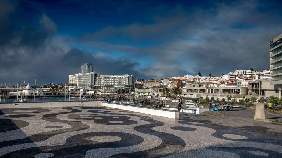 O centro de Ponta Delgada encontrava-se práticamente deserto esta manhã, na ilha de São Miguel, Açores, 09 de janeiro de 2021. A ilha de São Miguel, tem a partir desta sexta-feira novas medidas de contenção da covid-19, como limitação de ajuntamentos, recolher obrigatório, limitação de horário de restaurantes e lojas, e também encerramento de escolas. (ACOMPANHA TEXTO DA LUSA). EDUARDO COSTA/LUSA
