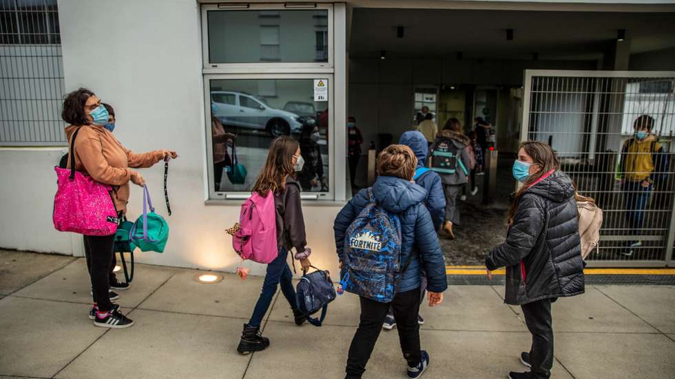 Estudantes à entrada para as aulas na escola EBI Canto da Maia, Ponta Delgada