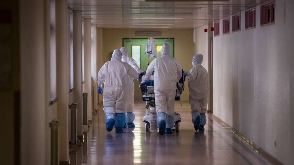 Profissionais de saúde trabalham no Hospital Professor Doutor Fernando Fonseca (HFF), na Amadora, 30 de dezembro de 2020. JOSÉ SENA GOULÃO/LUSA
