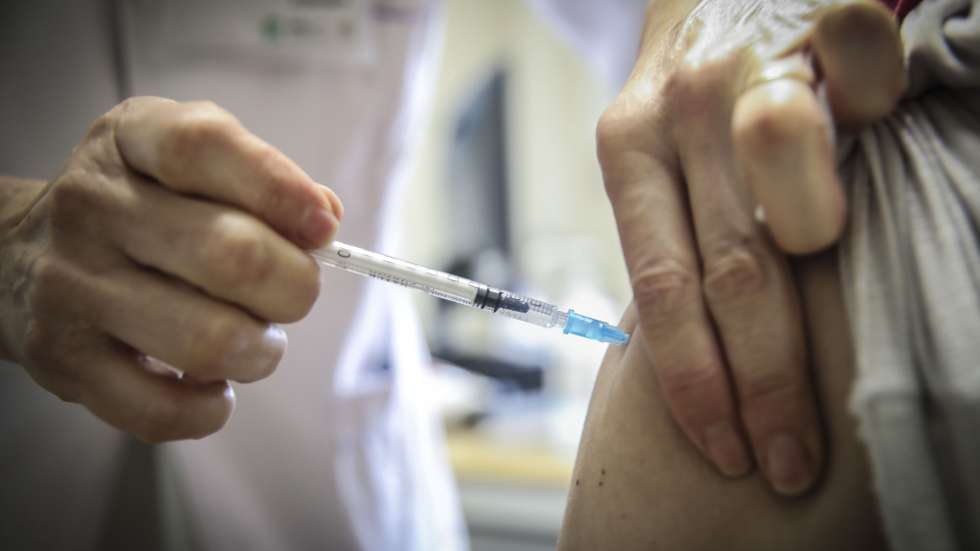 Uma utente é vacinada contra a covid-19 durante o primeiro dia de administração da vacina em centros de saúde de pessoas com mais de 80 anos e mais de 50 anos e patologias associadas, integrados na primeira fase do Plano de Vacinação contra a covid-19, nas Unidades de Saúde Familiares (USF), no Centro de Saúde de Alvalade - Unidade de Saúde Familiar, em Lisboa, 03 de fevereiro de 2021. ANDRÉ KOSTERS/LUSA